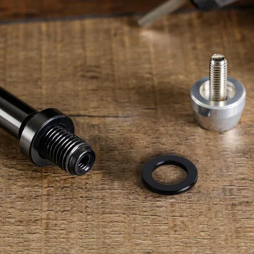 Vista 5 de CyclingDeal Entrenador a través de eje – Pincho de rueda trasera de bicicleta de 0.472 in para interior – Longitud 6.535 in a 7.008 in Boost – Paso