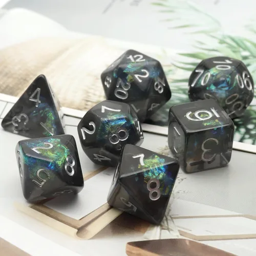 Vista 4 de Haxtec DND Conjunto de Dados 7 Piezas Conjunto de Dados de Resina Negro con Inclusión de Mylar Iridiscente Dados Poliédricos D&D