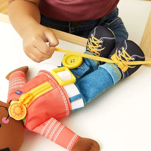 Vista 4 de Playskool - Muñeca elegante para niños con pelo negro y sombrero, juguete de peluche de actividad con cremallera, cordón de zapatos, botón
