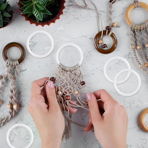 Vista 2 de SUPVOX 30 anillos de plástico blanco atrapasueños de 2.4 pulgadas, suministros de manualidades para hacer nudos de macramé y atrapasueños
