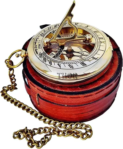 Vista 4 de Hermosa brújula de reloj de sol de latón con caja de cuero marrón y cadena Brújula abierta Camping Senderismo Steampunk Acabado de latón