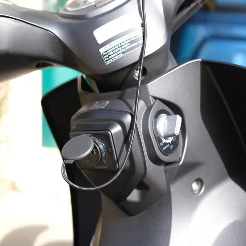 Vista 2 de Cargador de teléfono USB impermeable para motocicleta, 12 V, carga rápida 3.0 tipo c PD doble puerto USB compatible con Honda Super Cub 125 C125