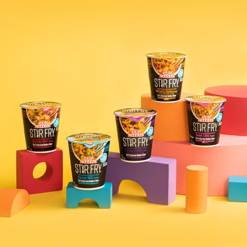 Vista 6 de Nissin Cup Noodles - Fideos salteados en salsa, chile dulce, 2.89 onzas (paquete de 6)