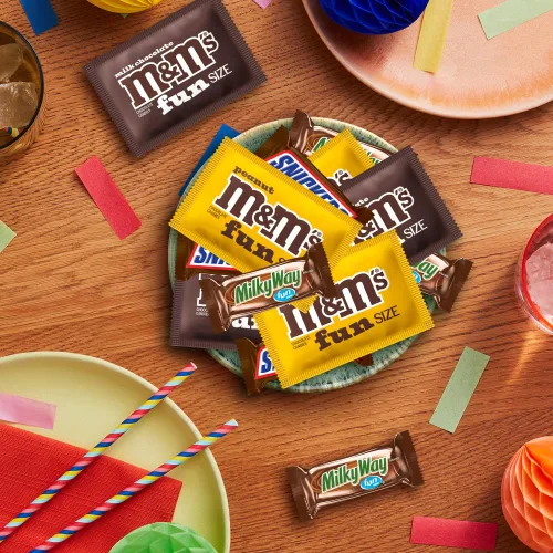 Vista 7 de M&M'S Chocolate con leche, chocolate con leche de maní M&M's, SNICKERS & MILKY WAY - Barras de caramelo de verano envueltas individualmente