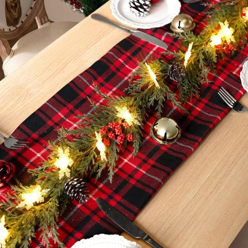 Vista 4 de Guirnalda de Navidad con luces de 6.5 pies, 20 LED de nieve, guirnalda de pino con luces, funciona con pilas, con bayas rojas, conos de pino