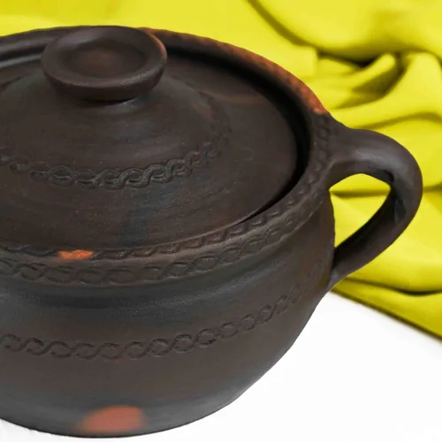 Vista 4 de Olla de cocina primitiva oscura flameada de viento alto con asas, grabada a mano, hecha de arcilla de fuego: diseño compacto para estufa y fuego