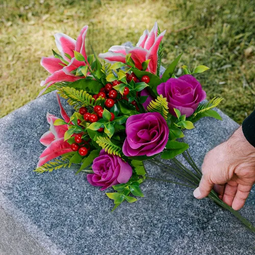 Vista 5 de XONOR Flores artificiales de cementerio para tumba, juego de 4 flores artificiales conmemorativas con jarrón para cementerio al aire libre, lápidas