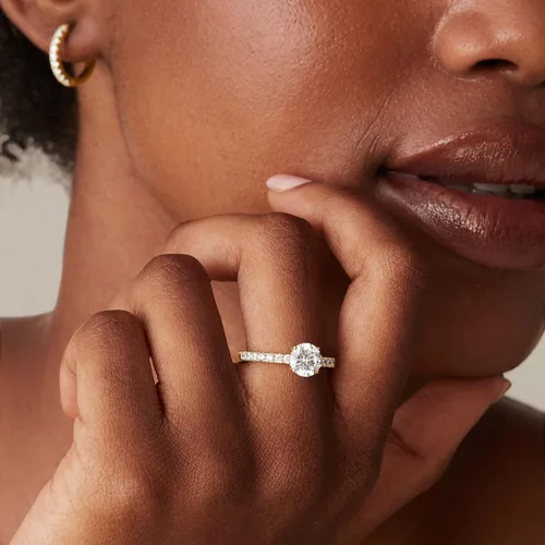 Vista 2 de PAVOI Anillo de compromiso chapado en oro de 14 quilates con circonita cúbica de corte redondo para mujer Anillo de boda falso para mujer Anillo