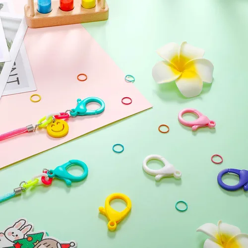 Vista 5 de Clips de plástico duro multicolor, cierres de pinza de langosta y anillos de salto abiertos, bonitos ganchos de cordón para llavero, anillo