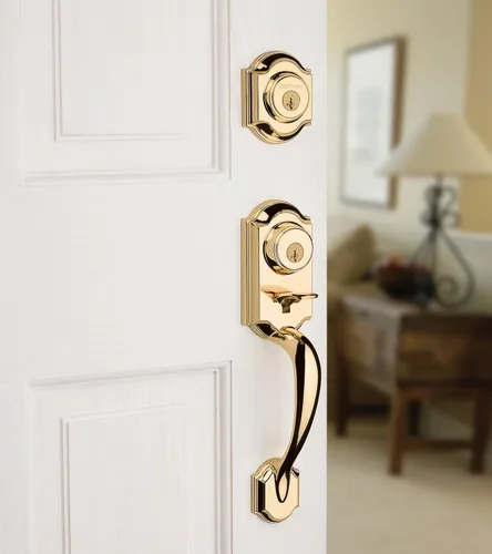 Vista 2 de Kwikset SmartKey Montara Juego de manijas de un cilindro con picaporte Juno en latón pulido, 95530-017