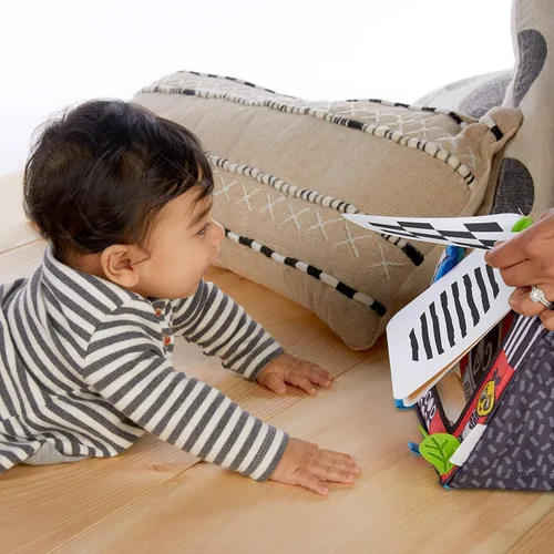 Vista 3 de Baby Einstein Flip para Arte Espejo de Actividad de Piso de Alto Contraste con Tarjetas para Llevar, Juego de Tiempo de Barriga, Recién Nacido+