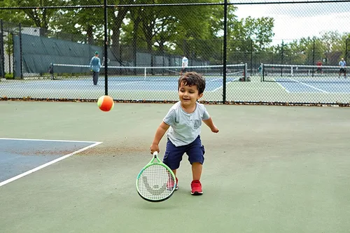 Vista 5 de HEAD Speed Kids - Raqueta de tenis para principiantes, cabeza preencordada, equilibrio de luz, 19 pulgadas, color verde