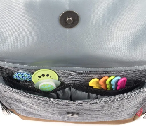 Vista 6 de Fisher-Price Mochila para pañales con cordón y bolsillo para toallitas, compartimento aislado para botellas, correas para cochecito, Gris, Moderno