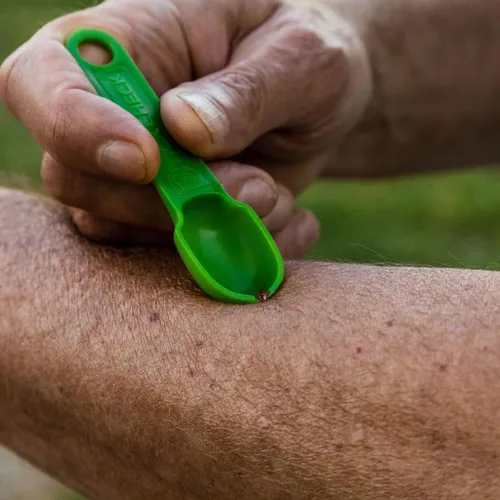 Vista 3 de Llavero de cuchara removedor de garrapatas, herramienta ligera para quitar garrapatas con tarjeta de identificación de garrapatas y mosquetón
