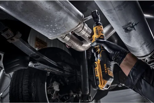 Vista 3 de DEWALT ATOMIC 20V MAX* Trinquete inalámbrico, sin escobillas, 3/8 pulgadas, solo herramienta (DCF513B)