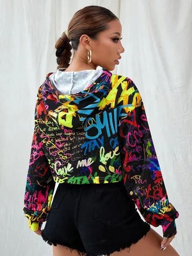 Vista 2 de OYOANGLE Sudadera corta con capucha para mujer, manga larga, estampado de grafiti, sudadera con capucha