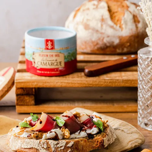 Vista 6 de Le Saunier De Camargue Fleur De Sel Sal marina (tina de plástico), 35.2 onzas