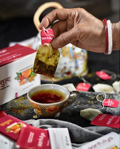 Vista 4 de SANTULYA Té de hierbas (48 bolsas de té) (paquete de 1) Cúrcuma + Tulsi + Moringa + Hibisco + Jengibre Natural Sin OMG Sin conservantes