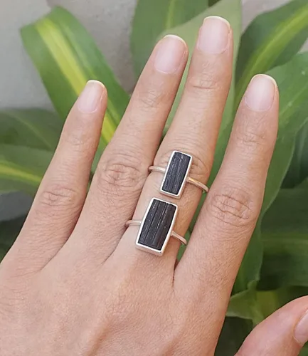 Vista 9 de Anillo apilable de plata esterlina maciza de turmalina negra cruda, piedra natal de octubre