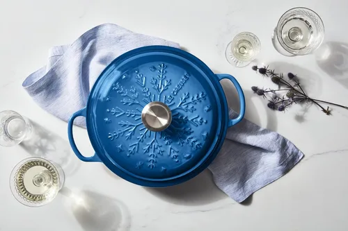 Vista 5 de Le Creuset Noel Collection: Signature Cast Iron Braiser Embossed Snowflake w/Stainless Steel Knob, 2.25 qt., Marseille