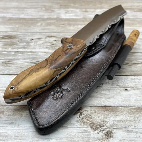 Vista 5 de Cuchillo hecho a mano, cuchillo de bushcraft de espiga completa, mango de madera de olivo N690, cuchillo táctico con funda y arrancador de fuego