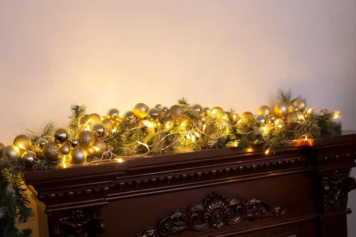 Vista 3 de Amooca Corona de bolas de Navidad con luces LED de 6 pies para ventana y pared, adornos colgantes, decoración de árbol de Navidad, decoración