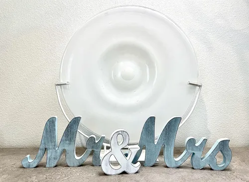 Vista 8 de Letrero de madera con texto en inglés "Mr & Mrs" para decoración de boda para mesa de recepción de novios. Letras de madera para centros de mesa