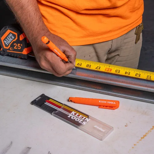 Vista 4 de Klein Tools 86501 Skribes 2.8 mm Lápiz mecánico de carpintero con sacapuntas incorporado, 4 recambios y marcado de agujeros profundos