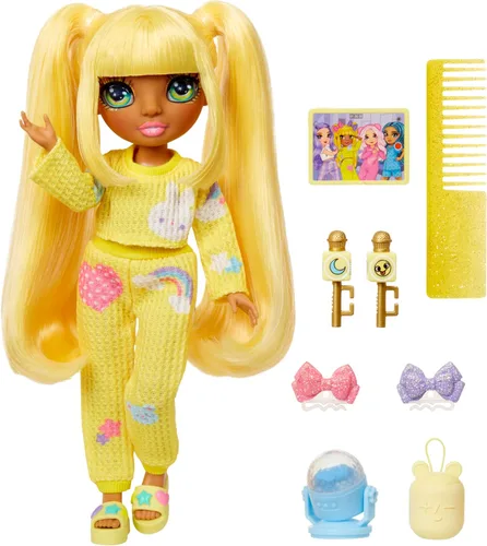 Vista 2 de Rainbow High Jr High PJ Party - Sunny, Muñeca de moda rubia posable amarilla de 9" con enterizo suave, pantuflas, accesorios de juego divertidos
