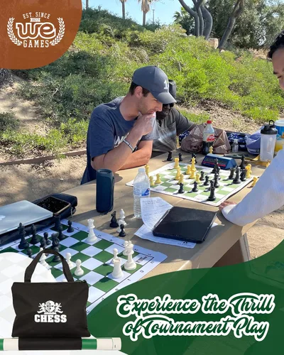 Vista 2 de WE Games Juego de ajedrez – estilo torneo con 34 piezas, tablero enrollable de vinilo, bolsa de almacenamiento y dados ecualizadores. Ideal