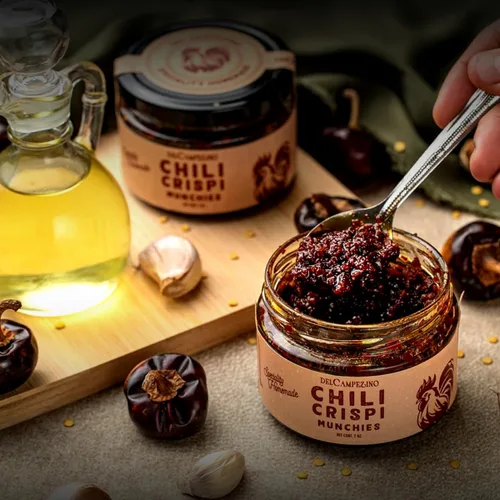 Vista 3 de Aceite de chile caliente, aceite de oliva picante de 7 onzas, salsa picante gourmet multiusos con ajo, semillas de sésamo y pimientos