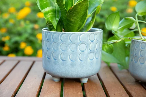 Vista 2 de Flora Bunda - Juego de 2 macetas de cerámica con pies (6.0 pulgadas y 4.75 pulgadas), color blanco mate.