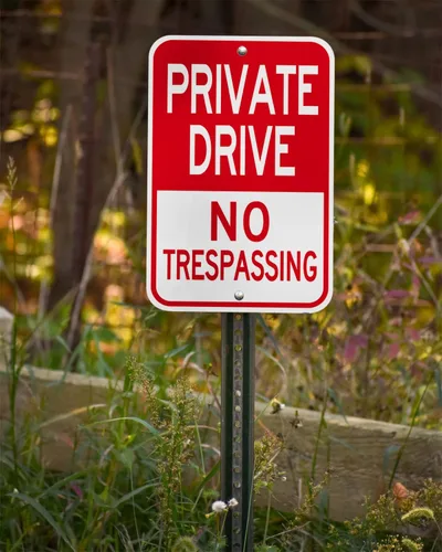 Vista 6 de Señal de entrada privada, (paquete de 2) 12 x 18 pulgadas, letrero de advertencia reflectante de aluminio resistente para carretera privada, fácil