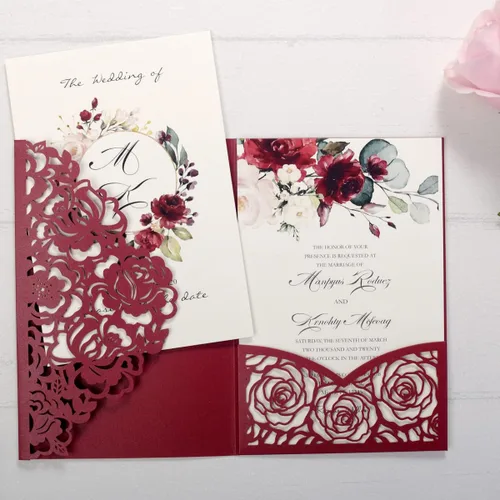 Vista 5 de 50 unidades de invitación de boda personalizadas burdeos con sobres, corte láser, bolsillo hueco de flora con invitaciones de cinta