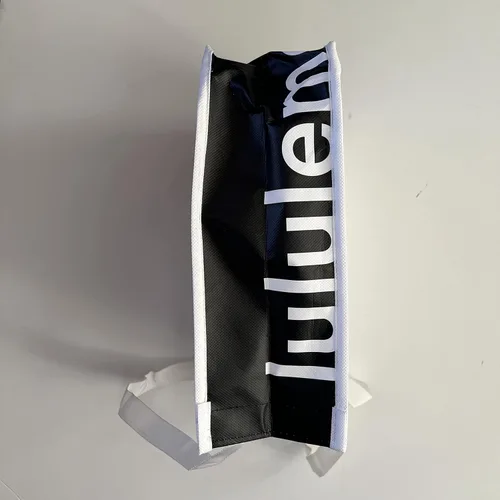 Vista 2 de Lululemon Nueva Bolsa de Mano Blanca para Compras, Almuerzo, Gimnasio, Yoga, Baile, Tenis, Golf, Playa, Patinaje