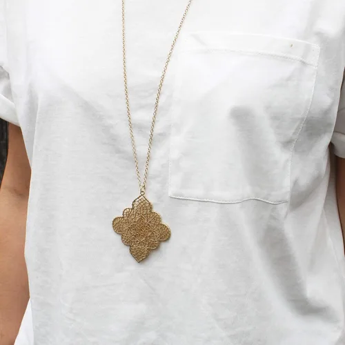 Vista 3 de POMINA Collar largo con colgante de filigrana floral geométrico dorado, suéter de moda casual simple, collar largo de cadena de oro para mujer