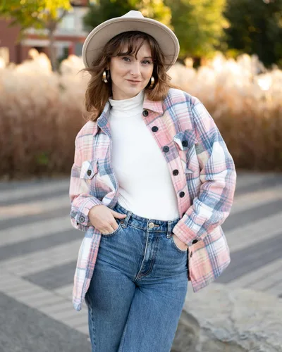 Vista 3 de luvamia Chaquetas a cuadros para mujer, de franela, acolchadas, de gran tamaño, con botones