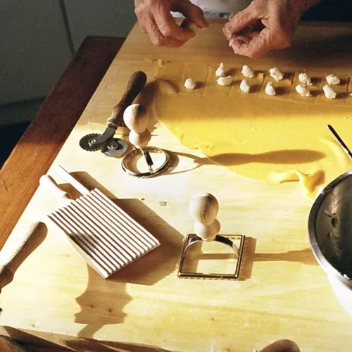 Vista 4 de Cortador de sellos para ravioles, molde con mango de madera y borde estriado, accesorio de cocina para prensa de pasta para perogis y raviolis
