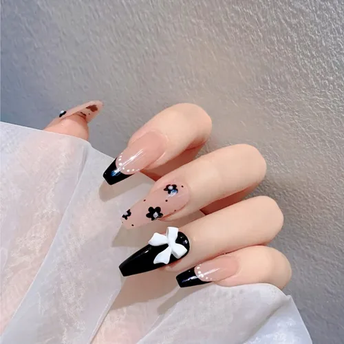 Vista 4 de 24 uñas postizas a presión largas tipo ataúd francés, nude, punta negra, uñas postizas acrílicas de cobertura completa con diseño de flor y lazo