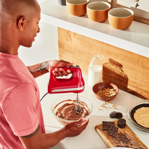 Vista 6 de KitchenAid Paquete de batidora de mano de 6 velocidades con batidores de borde flexible - KHM6118, rojo imperio