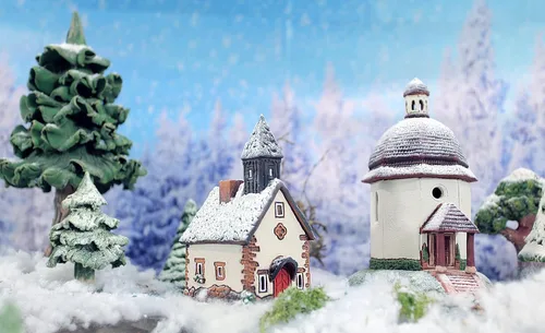 Vista 2 de Colección de casas de pueblo de Navidad de cerámica - Miniatura hecha a mano de la capilla original en el tirol, edición de invierno - vela, cono
