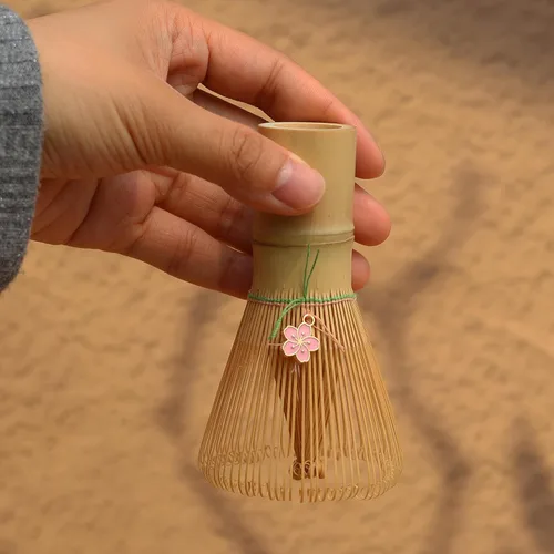 Vista 2 de Batidor de matcha, batidor de matcha de bambú para polvo de matcha, hecho a mano orgánico tradicional japonés, agitador de matcha de 100 puntas