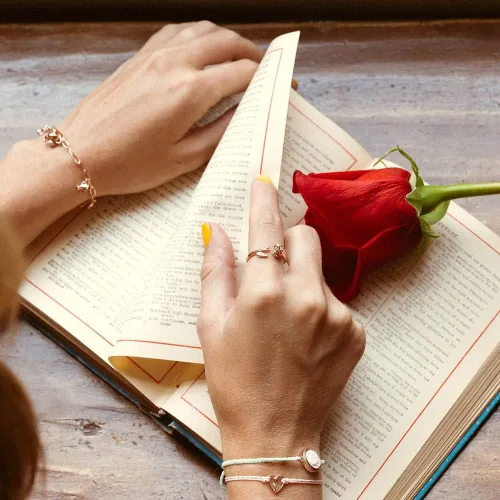 Vista 4 de Pura Vida Anillo abierto de Disney Belle Rose chapado en oro rosa dije de capullo de rosa, base de latón, tamaño 5-9