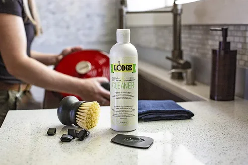 Vista 6 de Lodge EC6D13 Horno holandés de hierro fundido esmaltado, 6 cuartos de galón, color blanco ostra y kit de cuidado de hierro fundido esmaltado