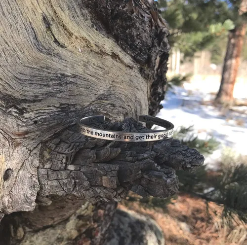 Vista 2 de Pulsera de estaño para hombre o mujer, de la colección John Muir, hecha en Estados Unidos