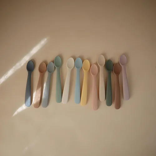 Vista 2 de mushie Cucharas de silicona para bebés Paquete de 2 (rubor/arena cambiante)