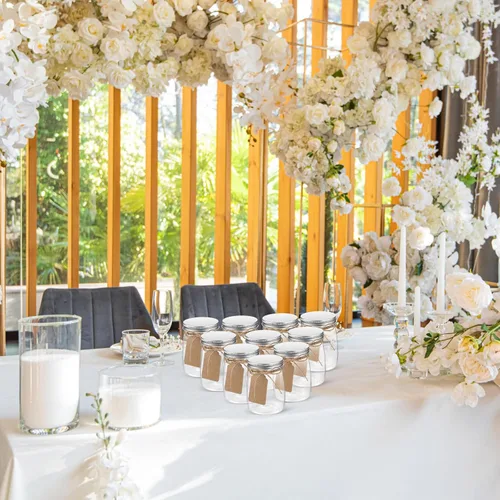 Vista 5 de Nitial Paquete de 50 tarros de plástico de 5 onzas con tapas de aluminio, mini tarros de yogur, tarros de regalo, frascos de bricolaje con cordel