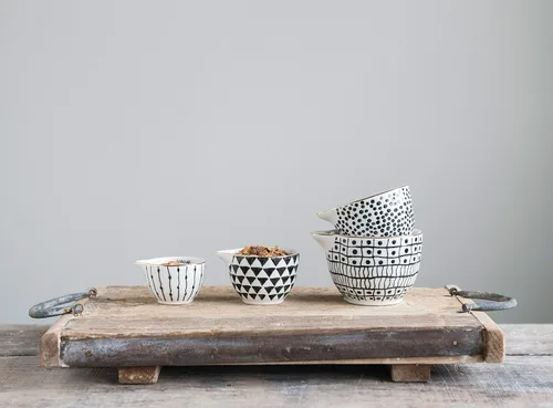 Vista 2 de Creative Co-Op Tazas medidoras de gres blanco y negro con galvanoplastia dorada (juego de 4 tamaños)