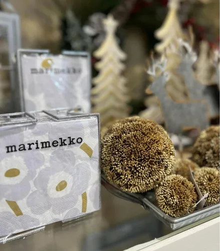 Vista 2 de IHR Ideal Home Range Servilletas de cóctel Marimekko desechables de 3 capas de papel para fiestas, 5 x 5 pulgadas, blanco Unikko/plata, 20