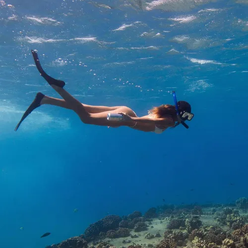 Vista 2 de Oumers Aletas de Esnórquel, Tamaño de Viaje, Correa Ajustable, Aletas de Buceo con Bolsa de Malla y Conector de Hebilla Adicional para Hombres